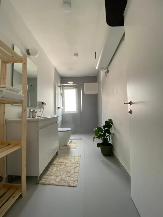 Lucas Central Oasis Studios Tirana 0*,  Albania